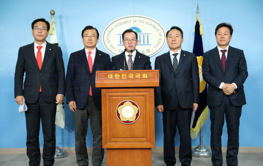 자유한국당 예산소위원회 위원들이 2일 오전 서울 여의도 국회 정론관에서 예산심사 파행 관련 기자회견을 하고 있다. 왼쪽부터 송언석, 이현재, 이종배, 염동열, 박완수 의원. 연합뉴스